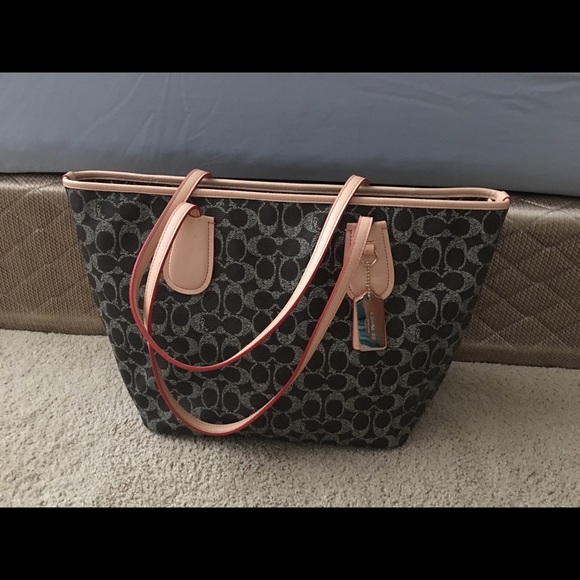 ❌❌sold❌❌Coach Taxi Zip tote - Picture 2 of 8